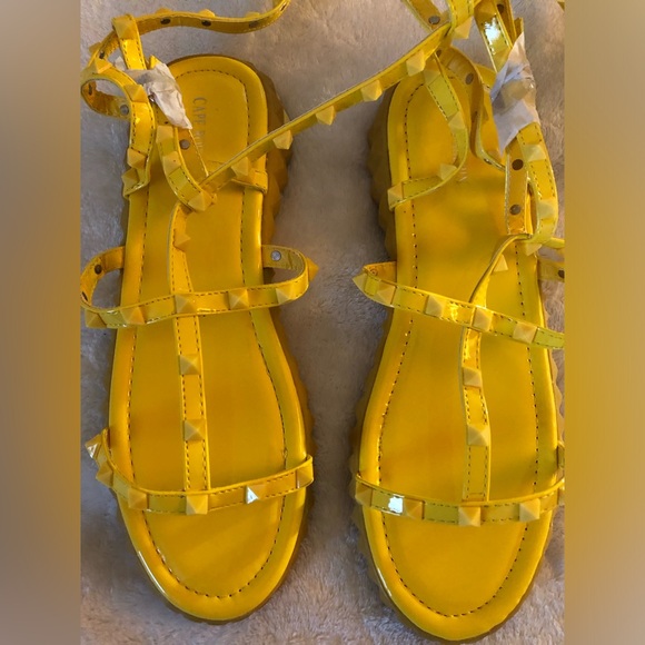 Cape Robbin Thorn Yellow Gladiator Sandals - Picture 4 of 13